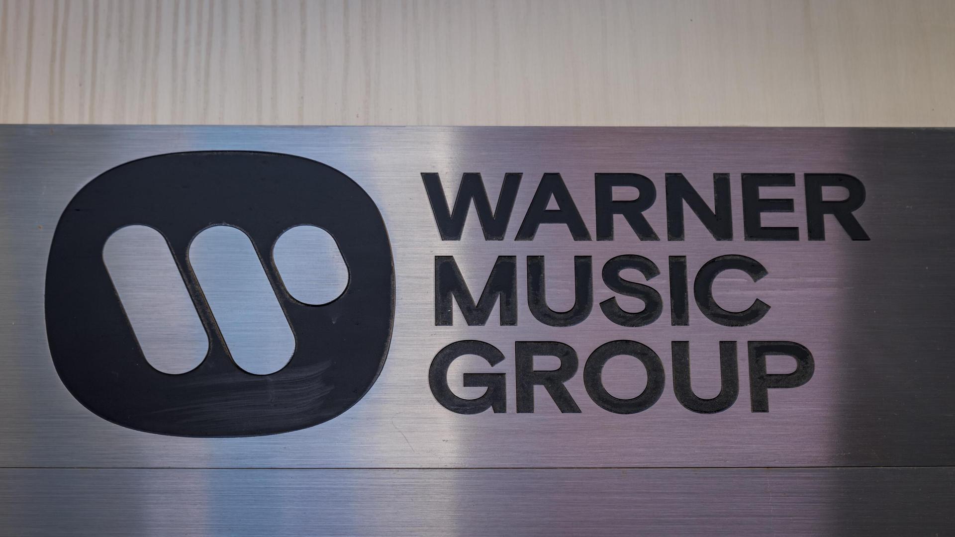 Schild am Eingang zu den Büros der Warner Music Group in Midtown Manhattan. Schild am Eingang zu den Büros der Warner Music Group in Midtown Manhattan.