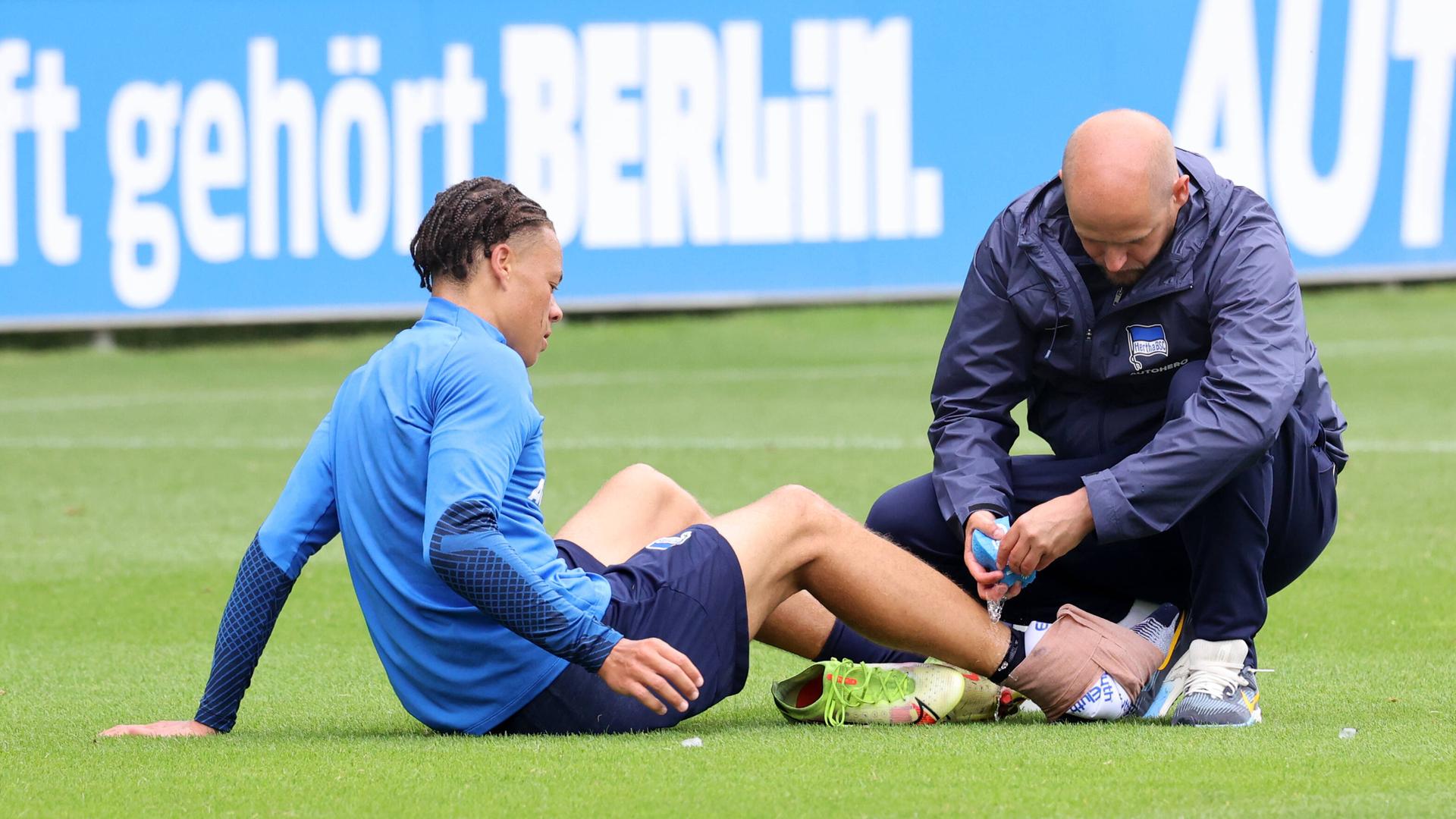 Physiotherapeut André Kreidler (rechts) behnadelt während seiner Zeit bei Hertha BSC einen Spieler.