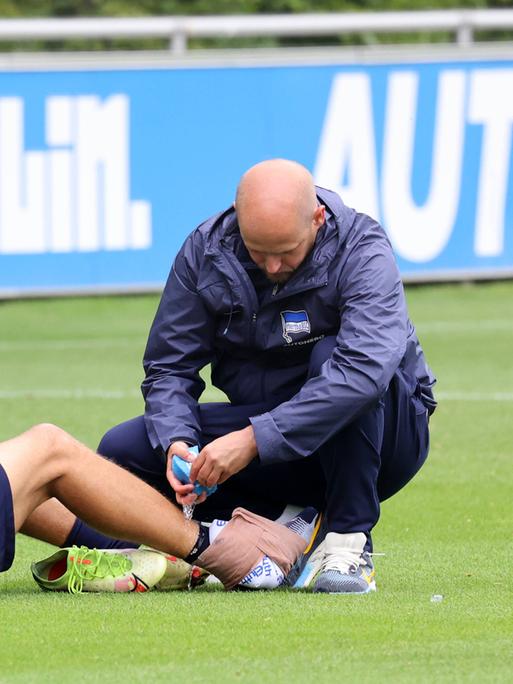 Physiotherapeut André Kreidler (rechts) behnadelt während seiner Zeit bei Hertha BSC einen Spieler.