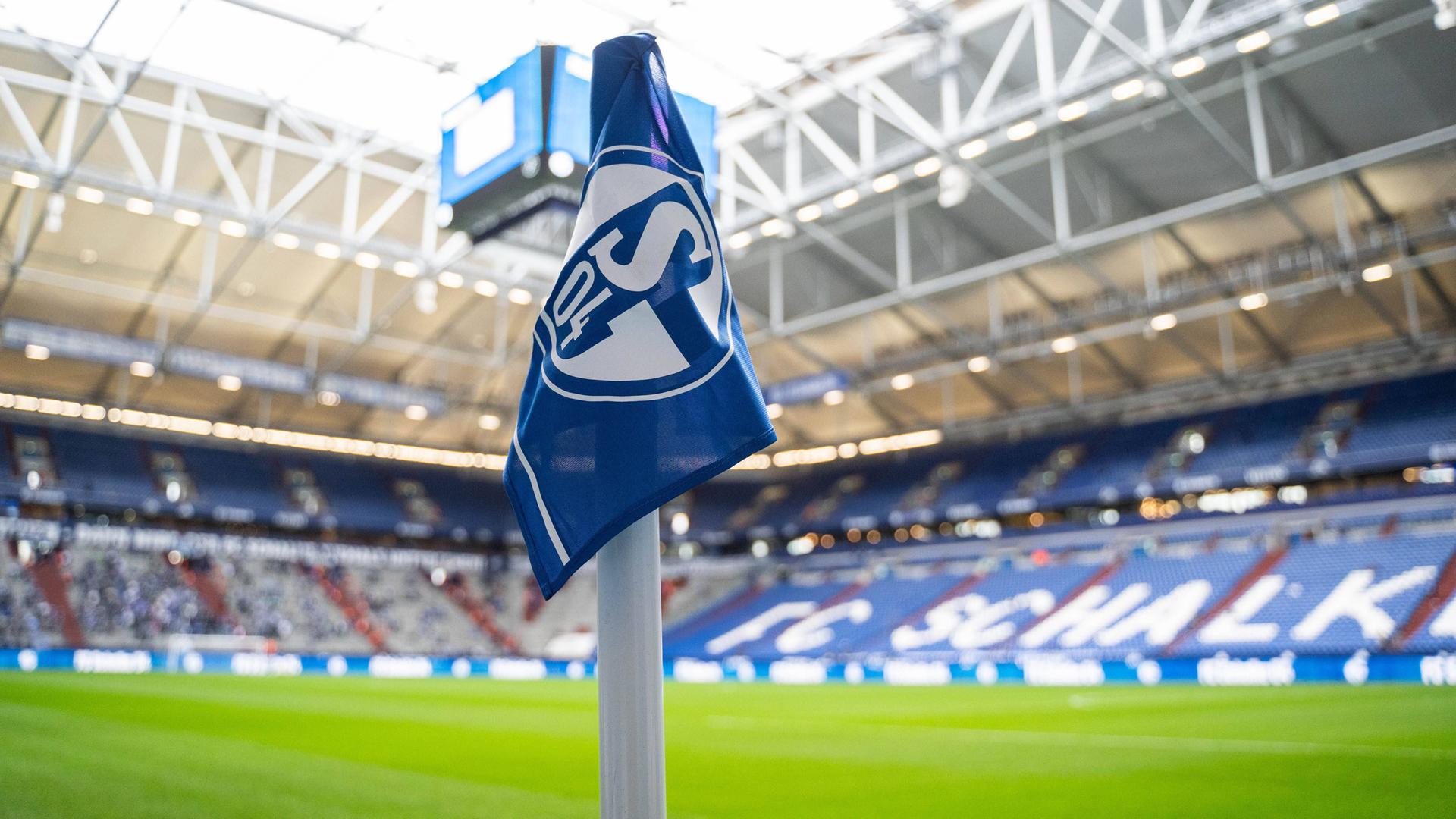 Eine Eckfahne des Fußball-Vereins Schalke 04