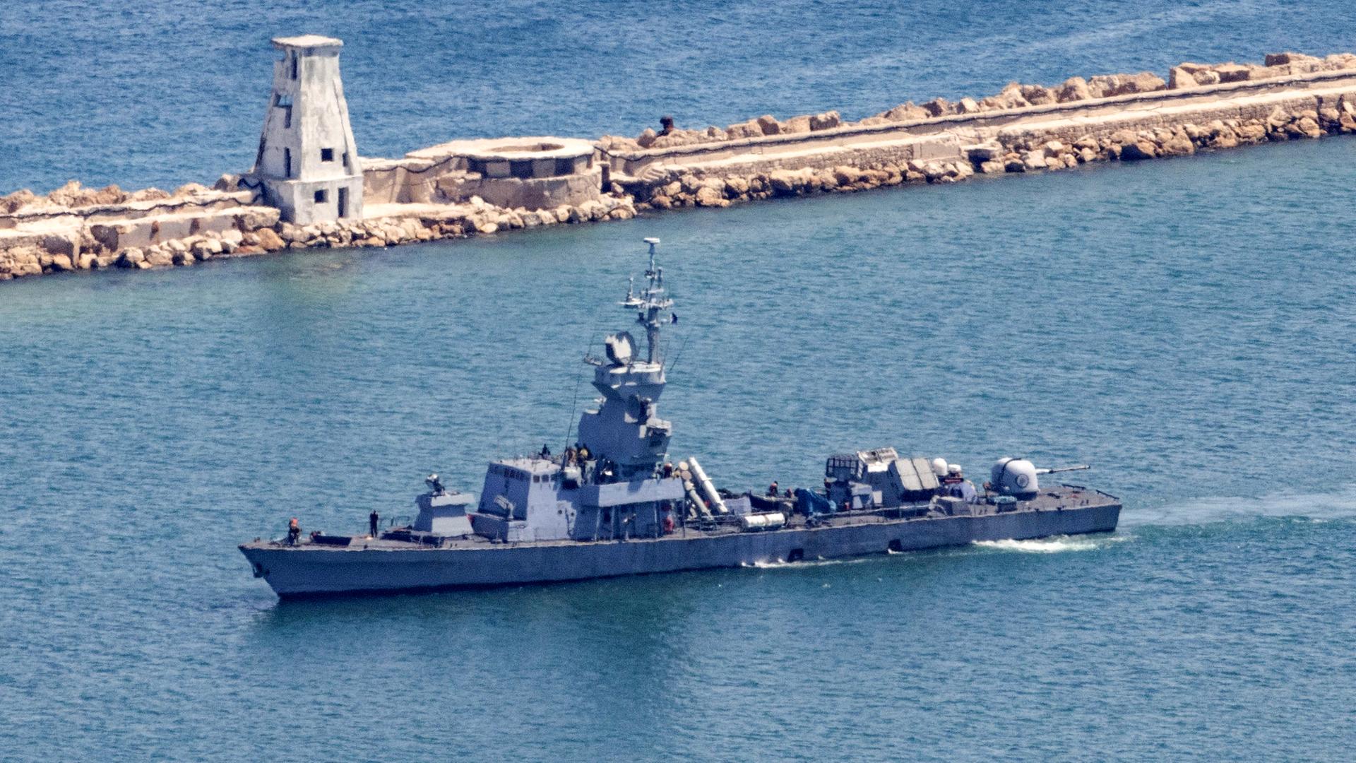 Ein Kriegsschiff der israelischen Marine vor einer Befestigungsanlage im Meer. Ein Kriegsschiff der israelischen Marine vor einer Befestigungsanlage im Meer.