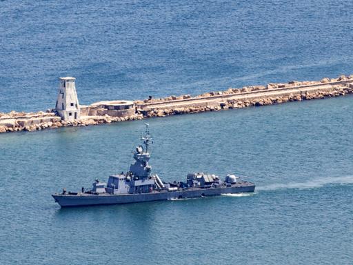 Ein Kriegsschiff der israelischen Marine vor einer Befestigungsanlage im Meer.