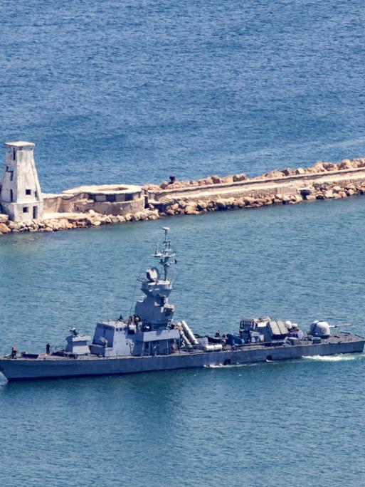 Ein Kriegsschiff der israelischen Marine vor einer Befestigungsanlage im Meer.
