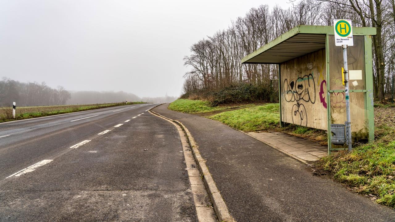 Eine verlassene Bushaltestelle in einer öden Landschaft