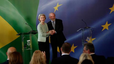 EU-Kommissionspräsidentin Präsidentin Ursula von der Leyen und der brasilianische Präsident Luiz Inacio Lula da Silva bei einer gemeinsamen Erklärung. Im Hintergrund die Flaggen Brasiliens und der Europäischen Union