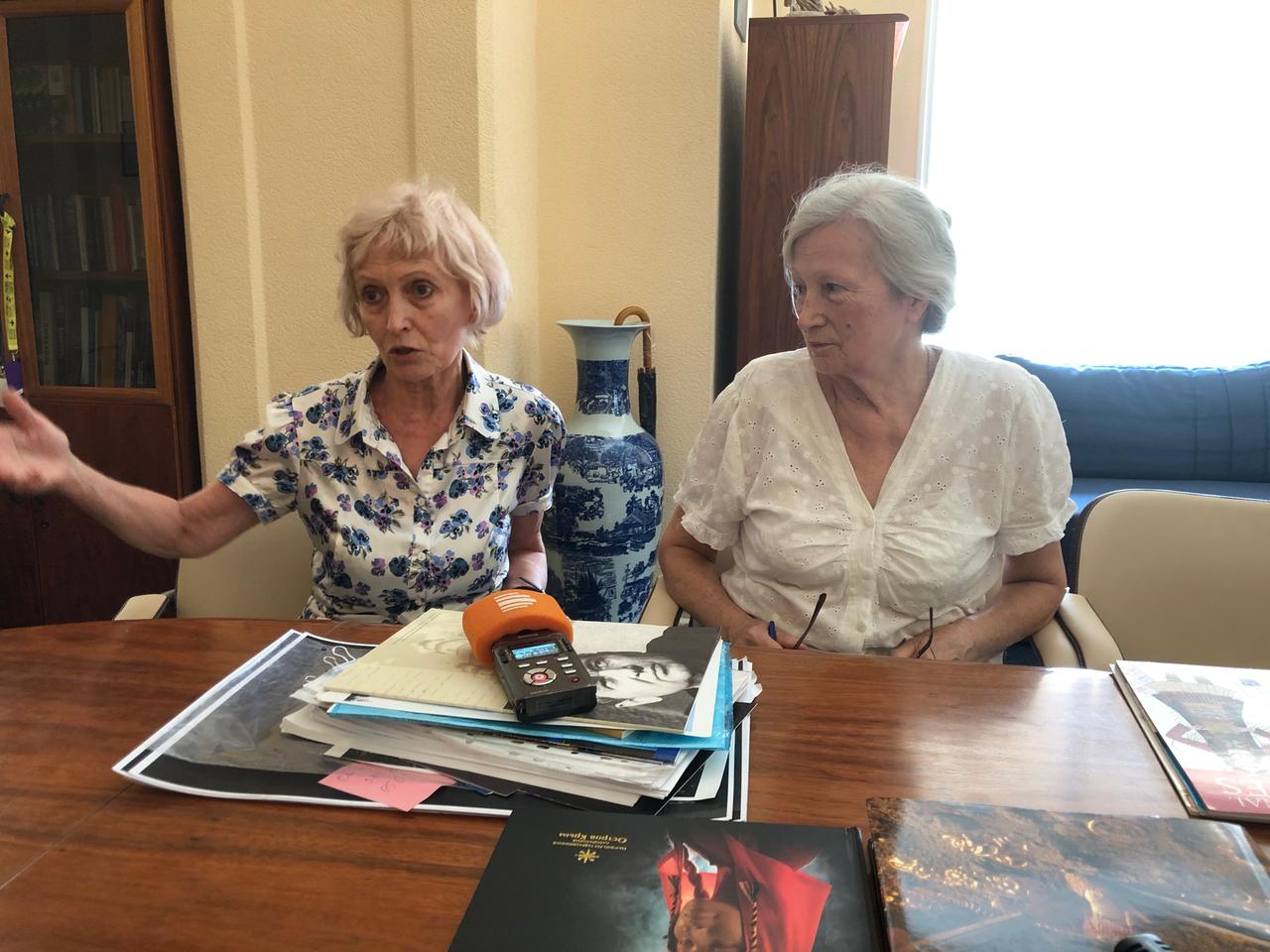 Museumshistorikerinnen in Dnipro. Zwei ältere Frauen sitzen in einem Büro und erklären etwas.