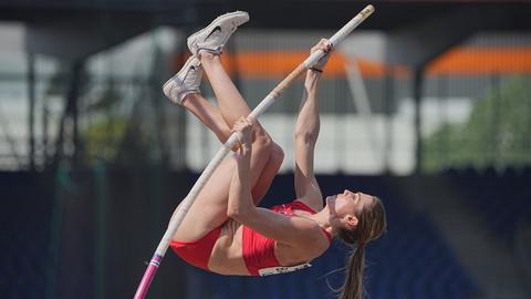 Katharina Bauer beim Stabhochsprung bei der deutschen Meisterschaft 2021