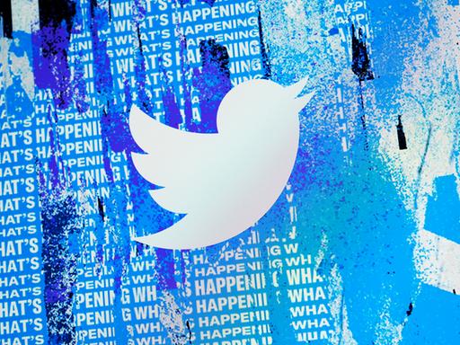 Collage eines Twitter-Spatzen auf einem Computerbildshirm, im Hintergrund ist der Schriftzug "What's happening" mehrfach untereinander zu sehen.