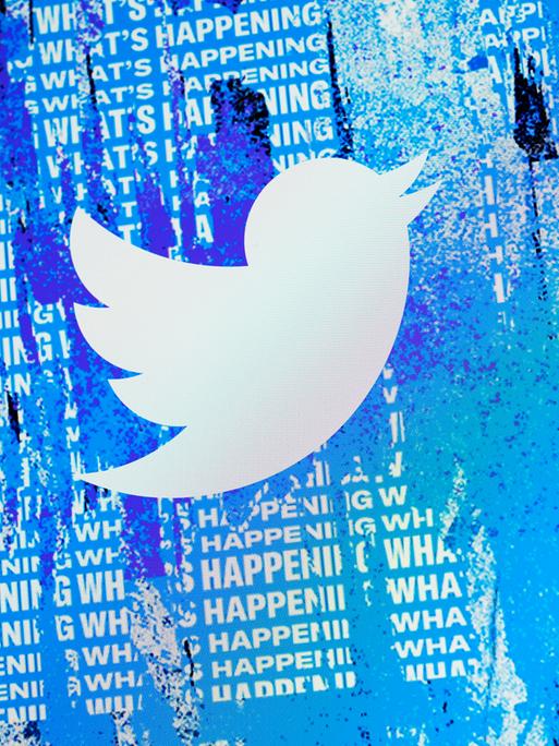 Collage eines Twitter-Spatzen auf einem Computerbildshirm, im Hintergrund ist der Schriftzug "What's happening" mehrfach untereinander zu sehen.