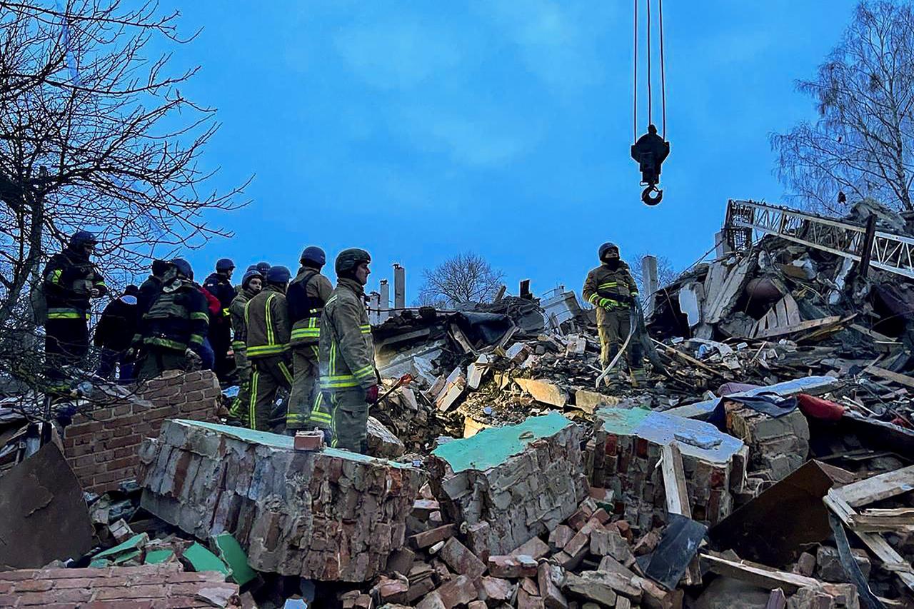 Einsatz- und Rettungskräfte stehen in den Trümmern eines Hauses. Das Foto wurde nach Angaben des ukrainischen Innenministeriums in der Region Sumy aufgenommen und zeigt das Ergebnis eines russischen Angriffs.