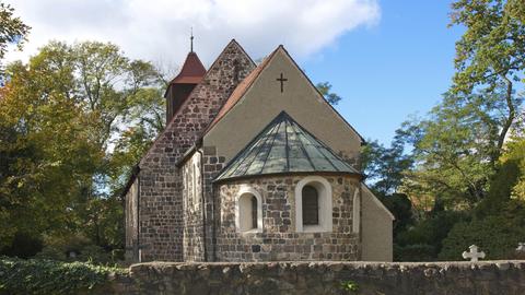 Rückansicht der Dorfkirche Stahnsdorf, Landkreis Potsdam-Mittelmark.