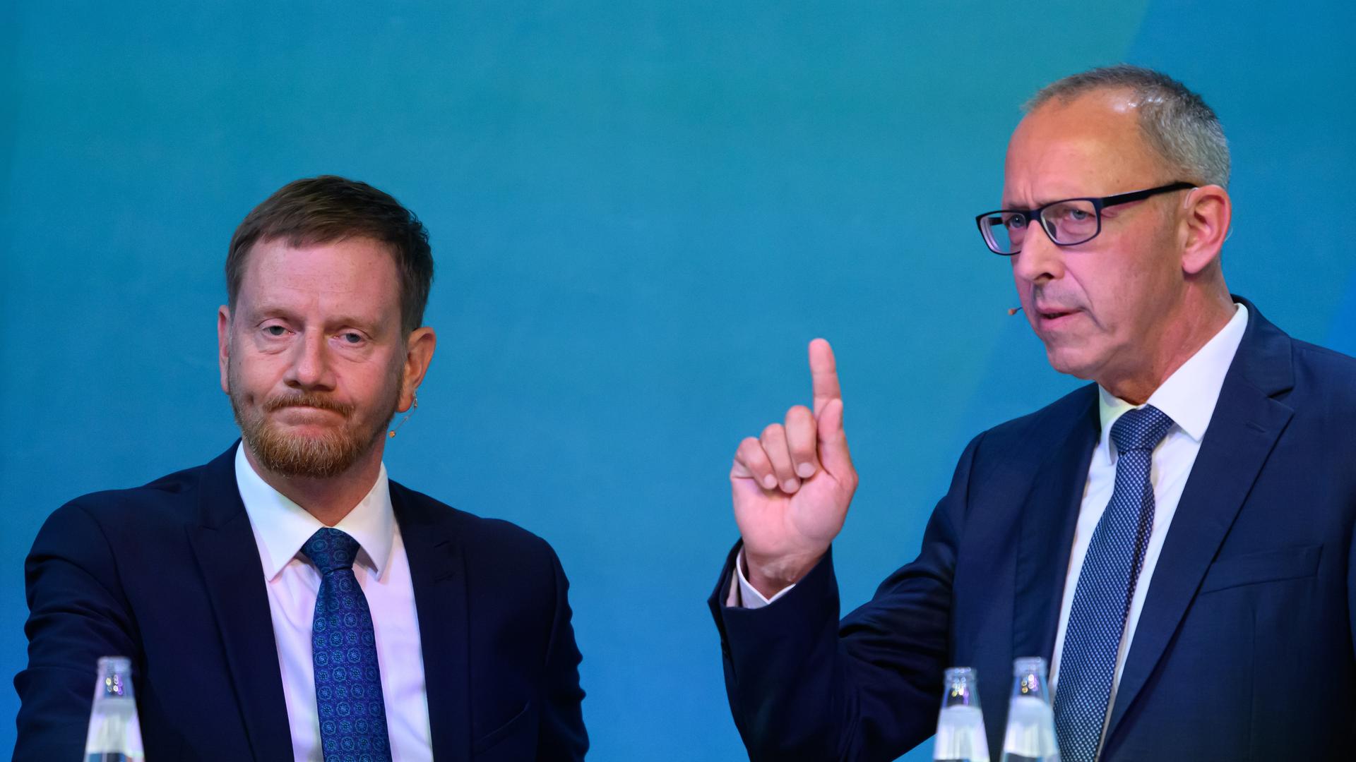 Michael Kretschmer (CDU, l), Ministerpräsident von Sachsen, und Jörg Urban, Vorsitzender der AfD in Sachsen, stehen beim Wahlforum der drei großen sächsischen Tageszeitungen zur Landtagswahl im Stromwerk im Kraftwerk Mitte auf dem Podium. 