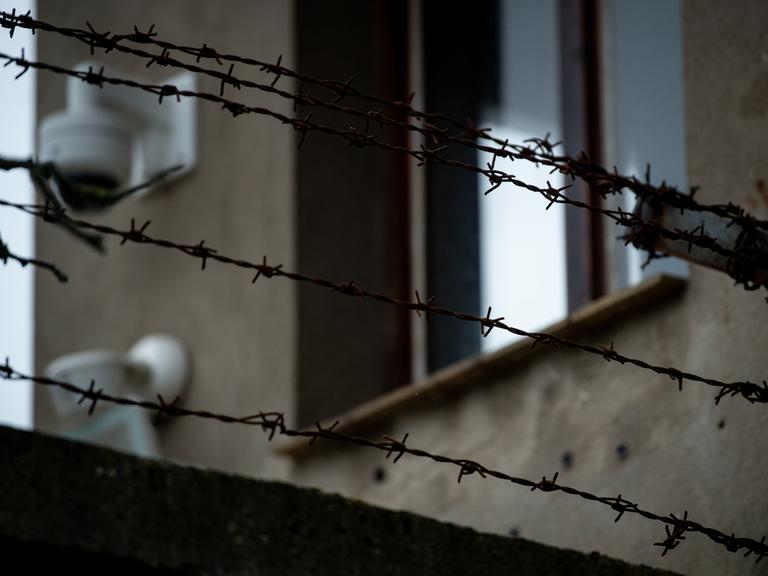 Blick über die Mauer mit Stacheldraht, die das frühere Stasi-Gefängnis auf dem Kaßberg in Chemnitz umgibt.