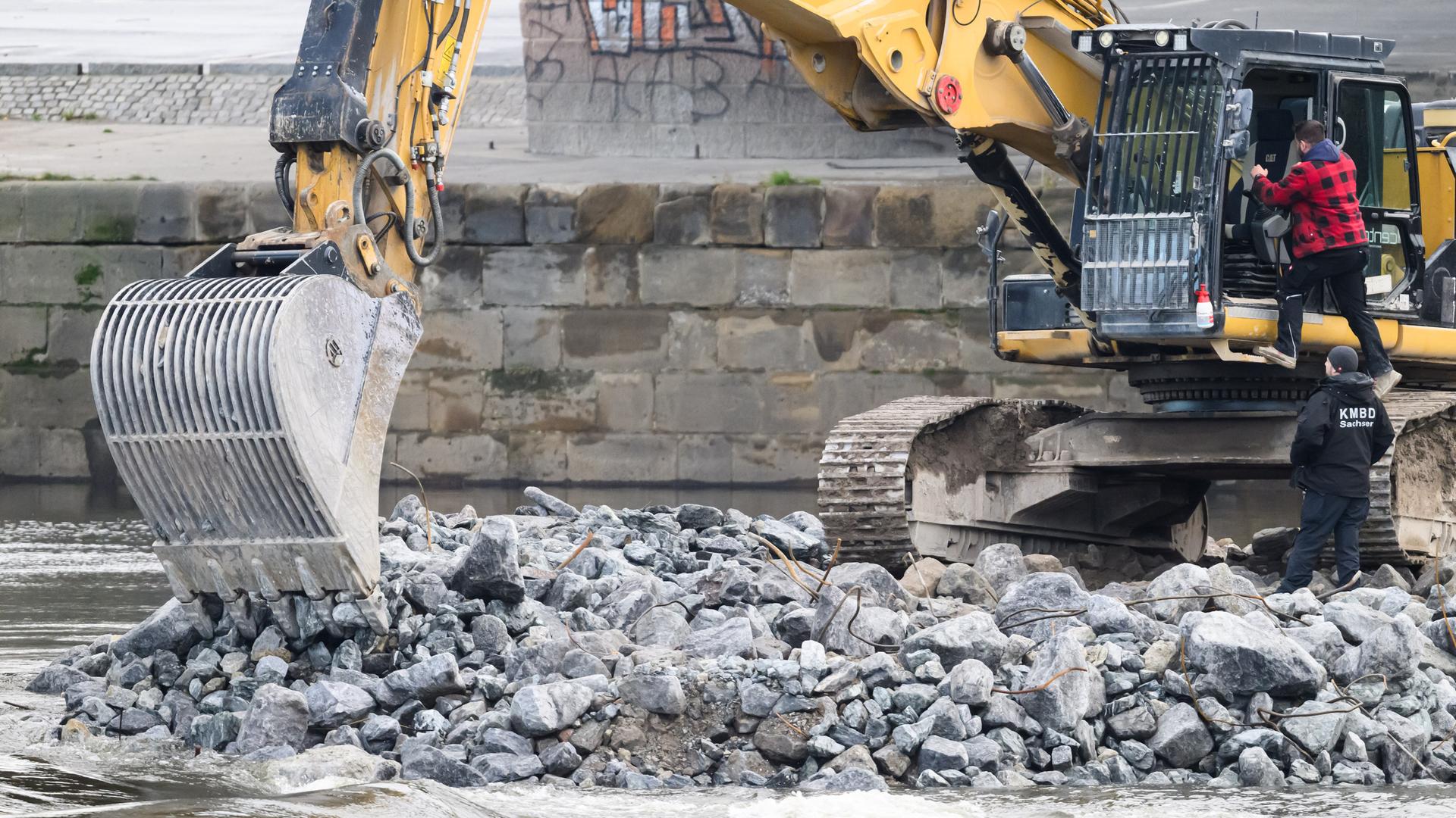 Ein Bagger steht auf der Baustraße für den Abriss der Carolabrücke. 