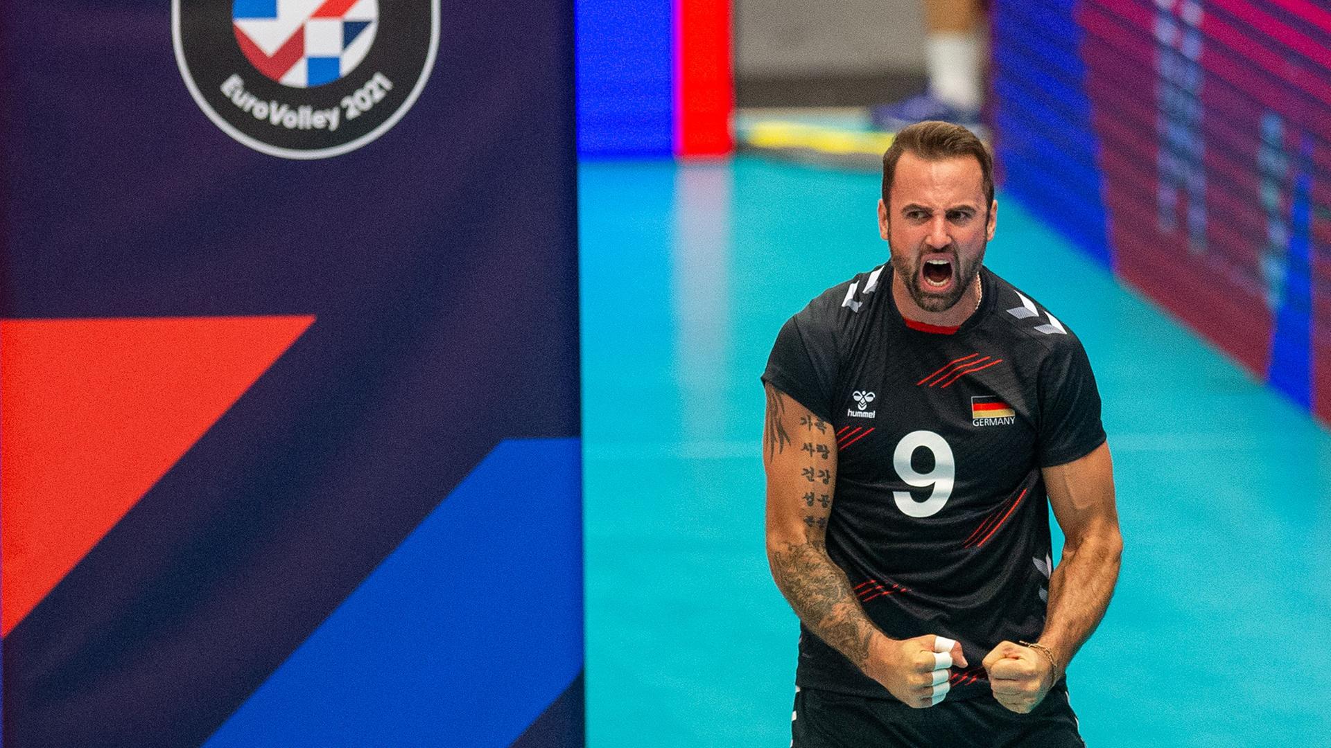 Volleyballspieler Georg Grozer ballt die Fäuste.