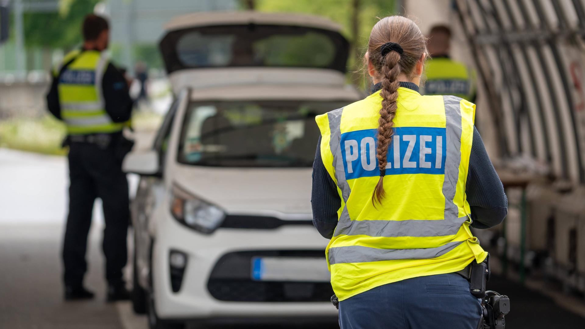 Grenzkontrolle durch die Bundespolizei am Kontrollpunkt Kiefersfelden auf der Autobahn A93 zwischen Deutschland und Österreich.