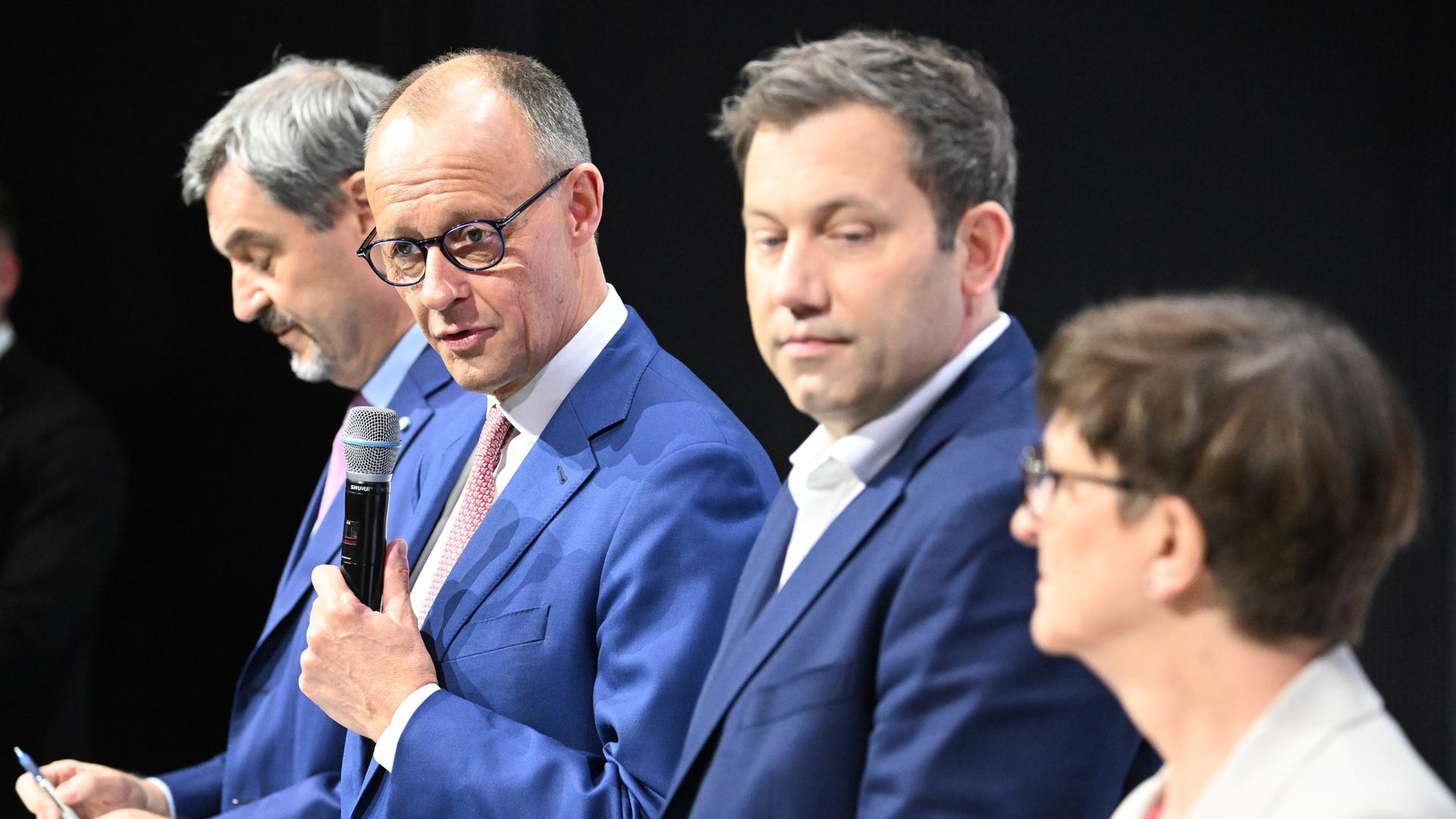 CDU-Vorsitzender und -Kanzlerkandidat Friedrich Merz (2.v.l), CSU-Vorsitzender Markus Söder (l) und die SPD-Vorsitzenden Lars Klingbeil, designierter Bundesfinanzminister und Vizekanzler, und Saskia Esken stehen vor der Unterzeichnung des Koalitionsvertrags von CDU, CSU und SPD, im Euref-Campus auf der Bühne. CDU-Vorsitzender und -Kanzlerkandidat Friedrich Merz (2.v.l), CSU-Vorsitzender Markus Söder (l) und die SPD-Vorsitzenden Lars Klingbeil, designierter Bundesfinanzminister und Vizekanzler, und Saskia Esken stehen vor der Unterzeichnung des Koalitionsvertrags von CDU, CSU und SPD, im Euref-Campus auf der Bühne.