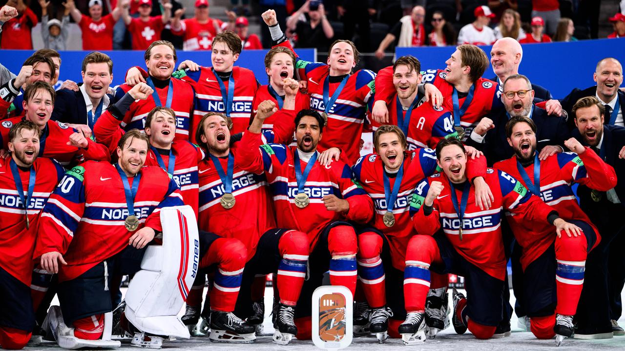 Norwegens Eishockey-Nationalmannschaft feiert nach dem Spiel um die Bronzemedaille gegen Kanada.