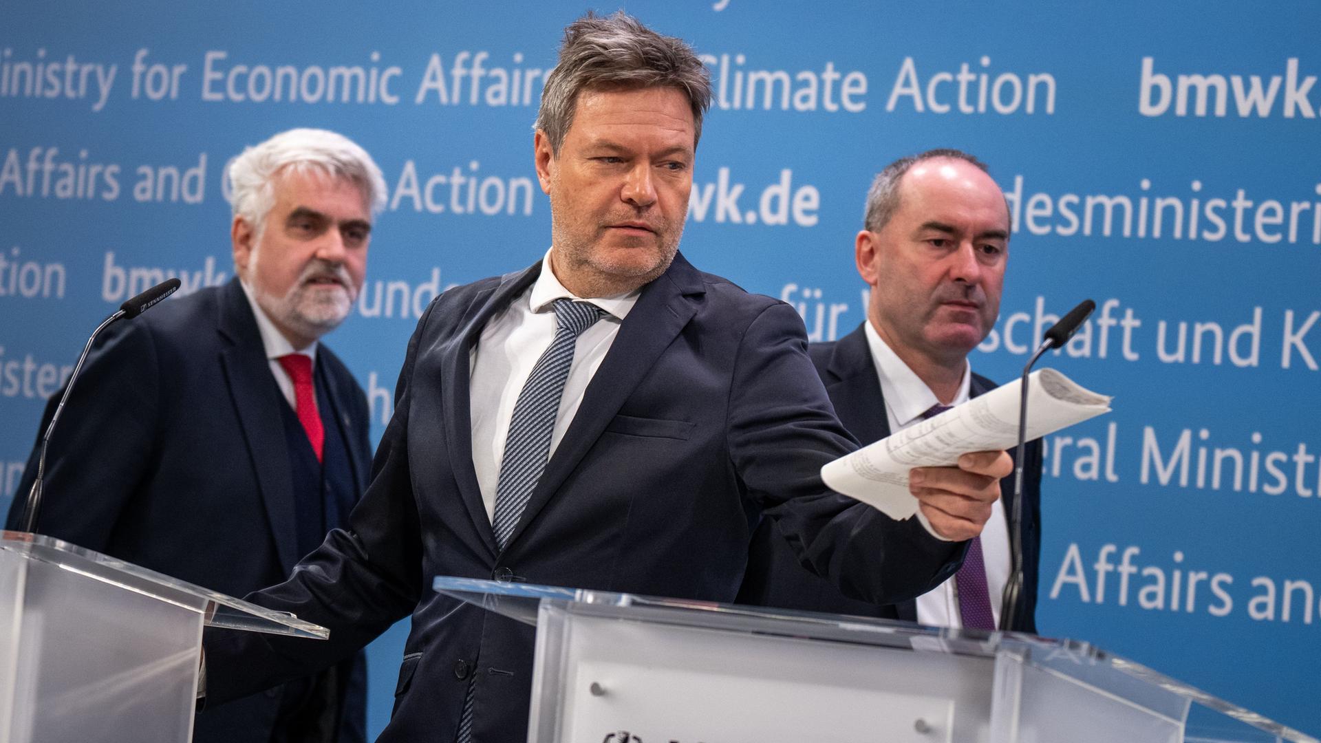 Berlin: Robert Habeck (Bündnis 90/Die Grünen, M), Bundesminister für Wirtschaft und Klimaschutz, nimmt neben Hubert Aiwanger (Freie Wähler, r), Wirtschaftsminister von Bayern, und Armin Willingmann (SPD), Wirtschaftsminister von Sachsen, an einer Pressekonferenz nach dem Treffen der Wirtschaftsminister der Länder zu Konsequenzen aus dem Haushaltsurteil des Bundesverfassungsgerichts teil.