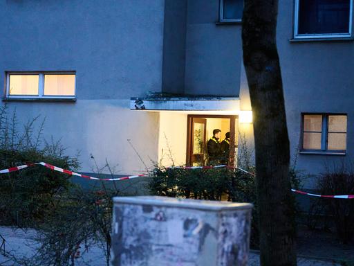 Am Morgen nach der Festnahme der früheren RAF-Terroristin Daniela Klette stehen noch Polizisten im Hauseingang in der Wohnung, in der sie gelebt haben soll.