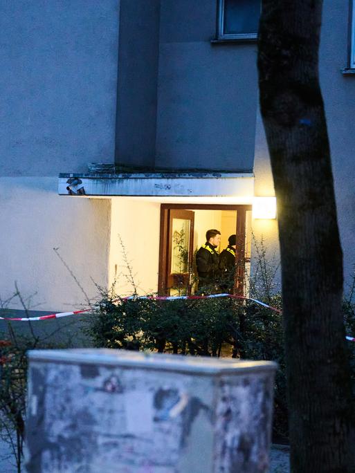 Am Morgen nach der Festnahme der früheren RAF-Terroristin Daniela Klette stehen noch Polizisten im Hauseingang in der Wohnung, in der sie gelebt haben soll.