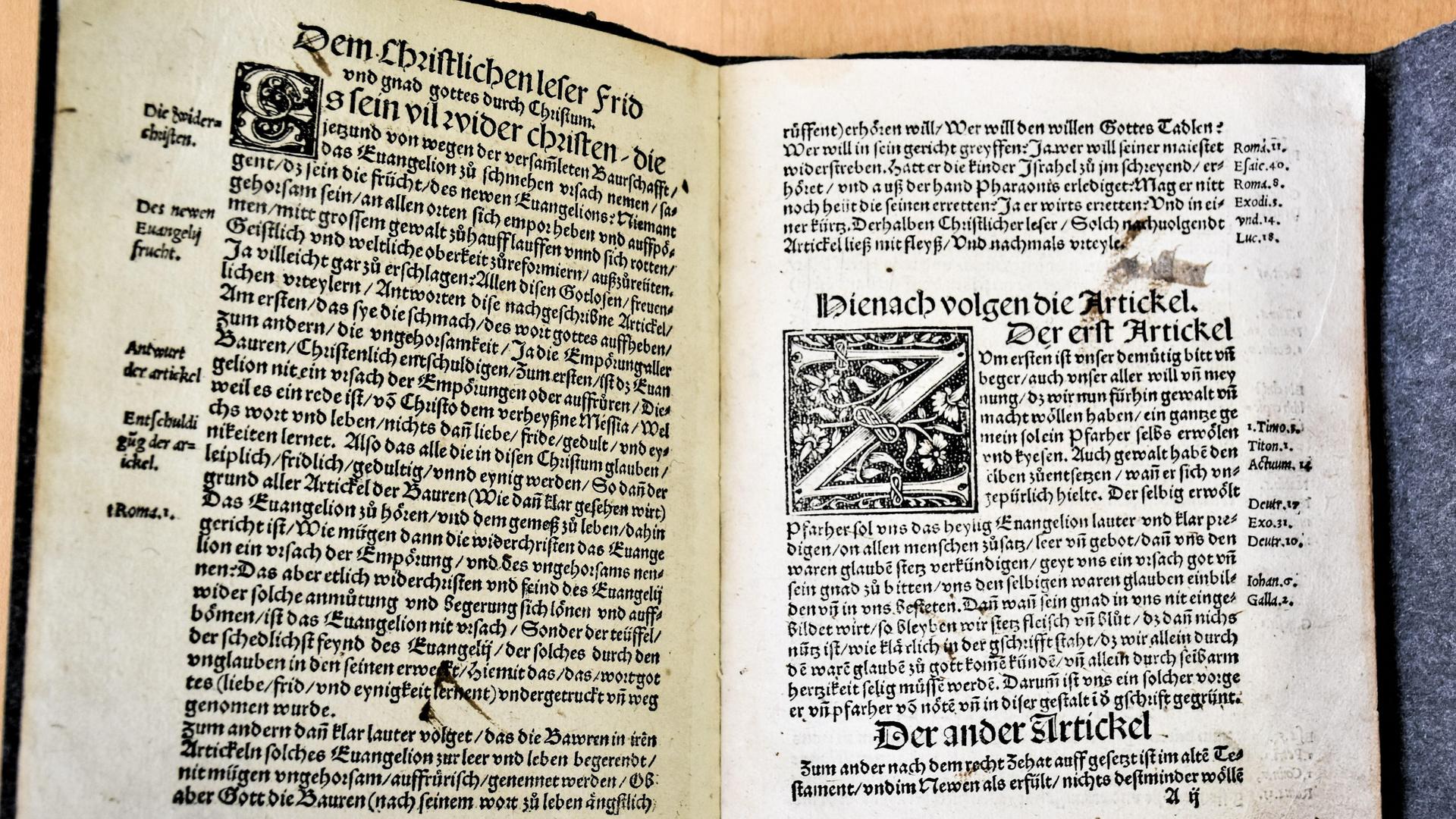 Ein aufgeschlagenes Buch zeigt die einen Originaldruck der "Zwölf Artikel" aus Memmingen aus der Zeit des Deutschen Bauernkriegsim Jahr 1525.