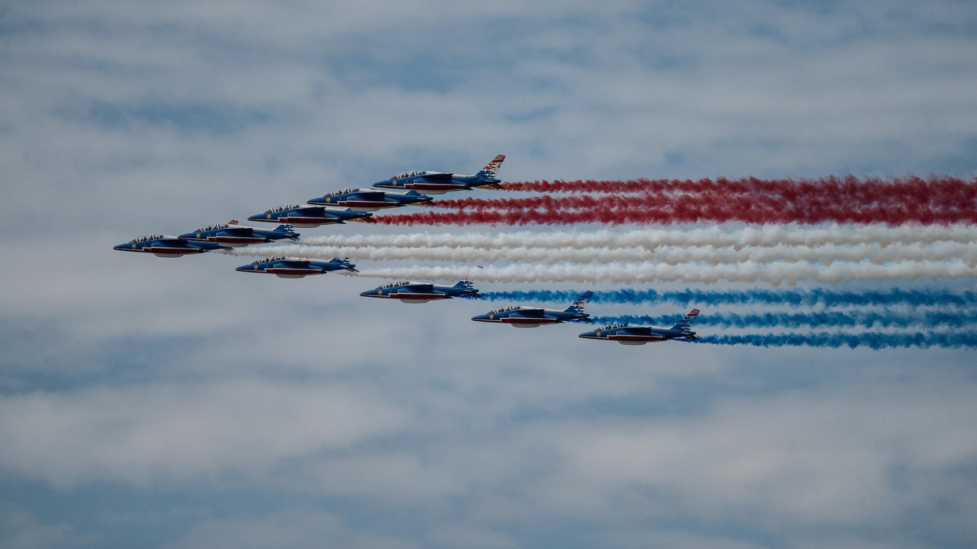 Flugzeuge der französischen Luftwaffe zeichnen die Nationalfarben in den Himmel. Flugzeuge der französischen Luftwaffe zeichnen die Nationalfarben in den Himmel.