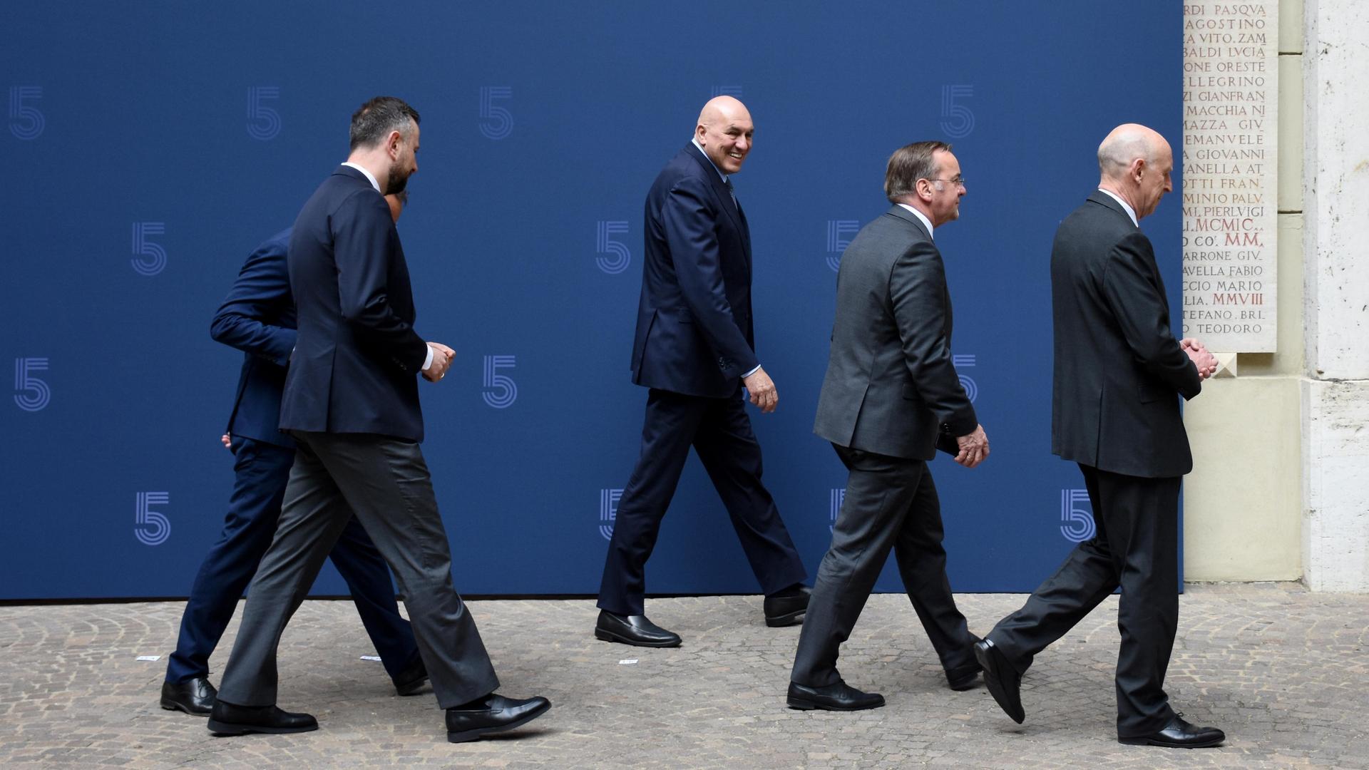 Der italienische Verteidigungsminister Minister Guido Crosetto, sein deutscher Amtskollege Boris Pistorius, Sebastien Lecornu aus Frankreich, der polnische Verteidigungsminister Wladyslaw Kosiniak-Kamysz und John Healey aus Großbritannien. Der italienische Verteidigungsminister Minister Guido Crosetto, sein deutscher Amtskollege Boris Pistorius, Sebastien Lecornu aus Frankreich, der polnische Verteidigungsminister Wladyslaw Kosiniak-Kamysz und John Healey aus Großbritannien.
