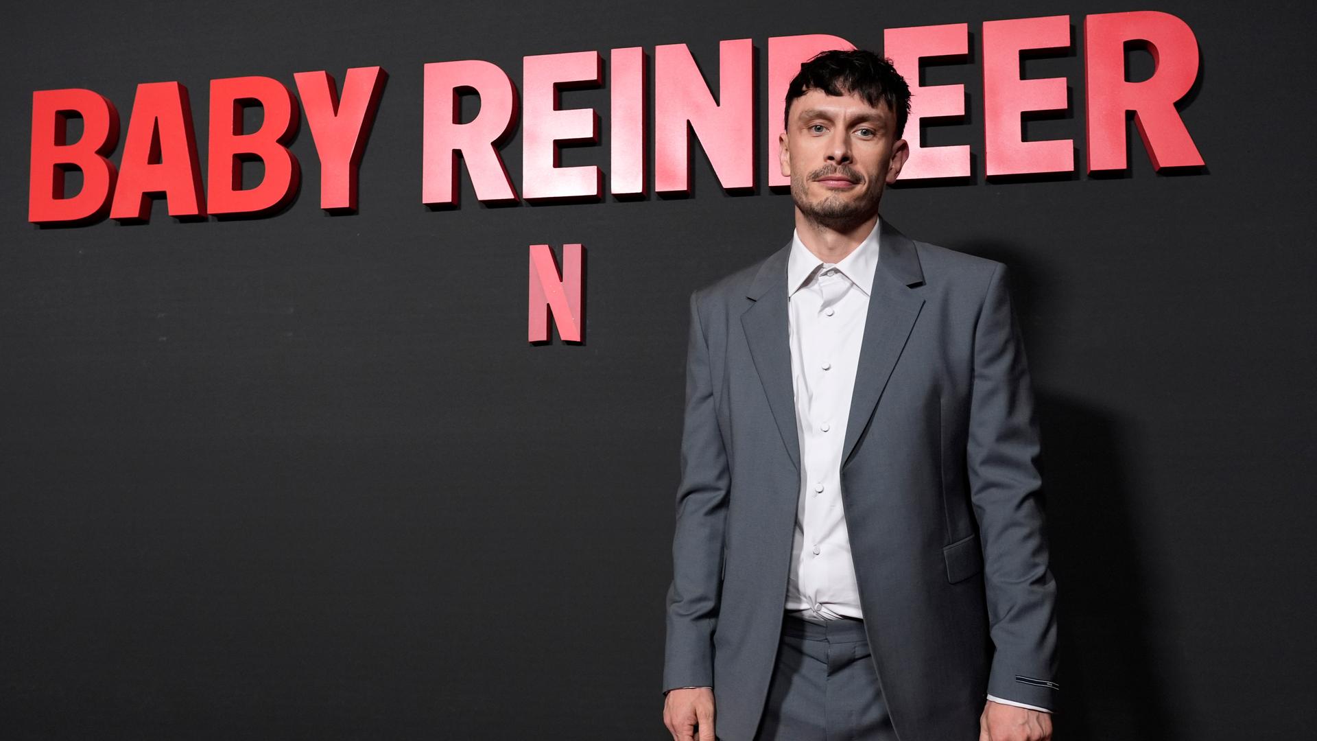 Der Komiker und Schauspieler Richard Gadd steht vor einer schwarzen Wand, der in roten Großbuchstaben "BABY REINDEER" und darunter ein N steht, bei der Vorstellung der gleichnamigen Netflix-Serie in Los Angeles, USA. Der Komiker und Schauspieler Richard Gadd steht vor einer schwarzen Wand, der in roten Großbuchstaben "BABY REINDEER" und darunter ein N steht, bei der Vorstellung der gleichnamigen Netflix-Serie in Los Angeles, USA.