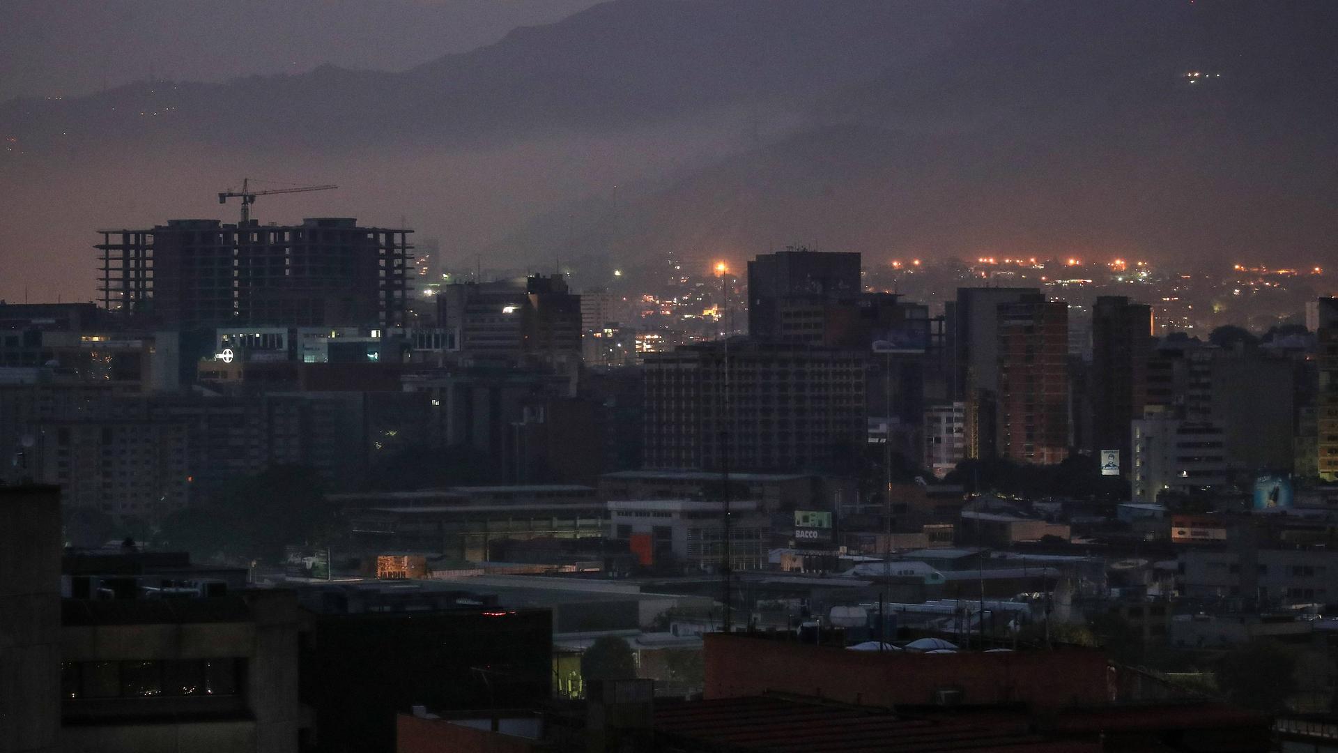 Ein Stromausfall zeigt Caracas bei Nacht: Im Vordergrund sind alle Hochhäuser ohne Licht, nur im Hintergrund funktioniert ein Teil der Straßen- und Gebäudebeleuchtung. Ein Stromausfall zeigt Caracas bei Nacht: Im Vordergrund sind alle Hochhäuser ohne Licht, nur im Hintergrund funktioniert ein Teil der Straßen- und Gebäudebeleuchtung.