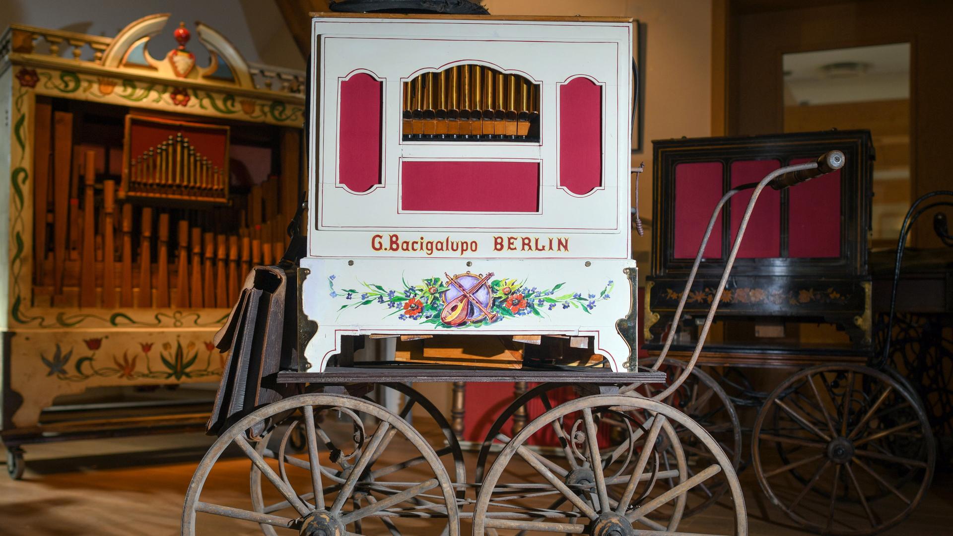 Eine historische Drehorgel mit der Aufschrift "Baciagalupo Berlin" steht in einer Ausstellung.