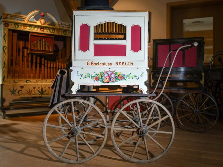Eine historische Drehorgel mit der Aufschrift "Baciagalupo Berlin" steht in einer Ausstellung.