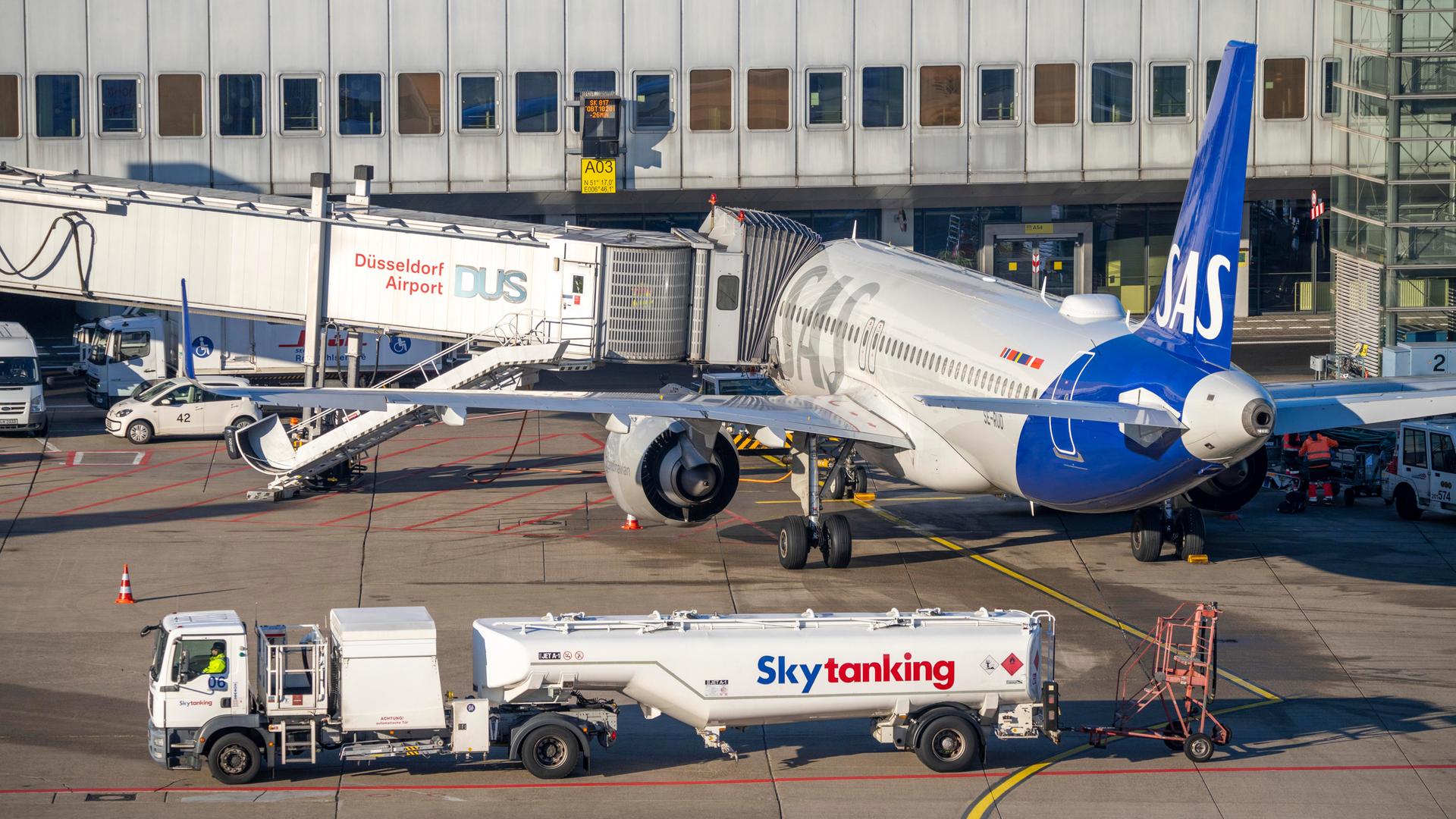 Ein Tanklaster steht neben einem Flugzeug der Gesellschaft SAS am Düsseldorfer Flughafen. 