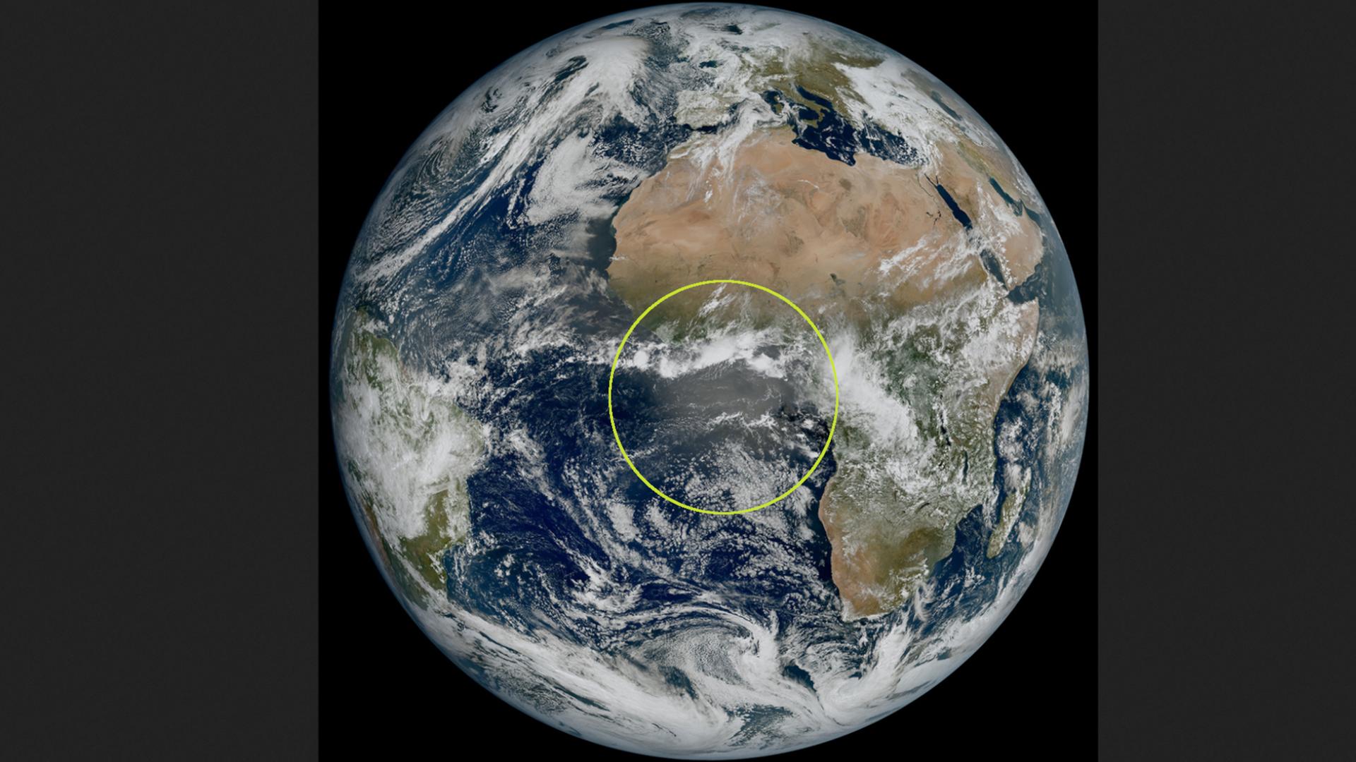 Ansicht der vollen Erde, aufgenommen vom Satelliten Meteosat Third Generation: Gelb eingekreist ist das diffus-gräuliche Spiegeln der Sonne im Atlantik


