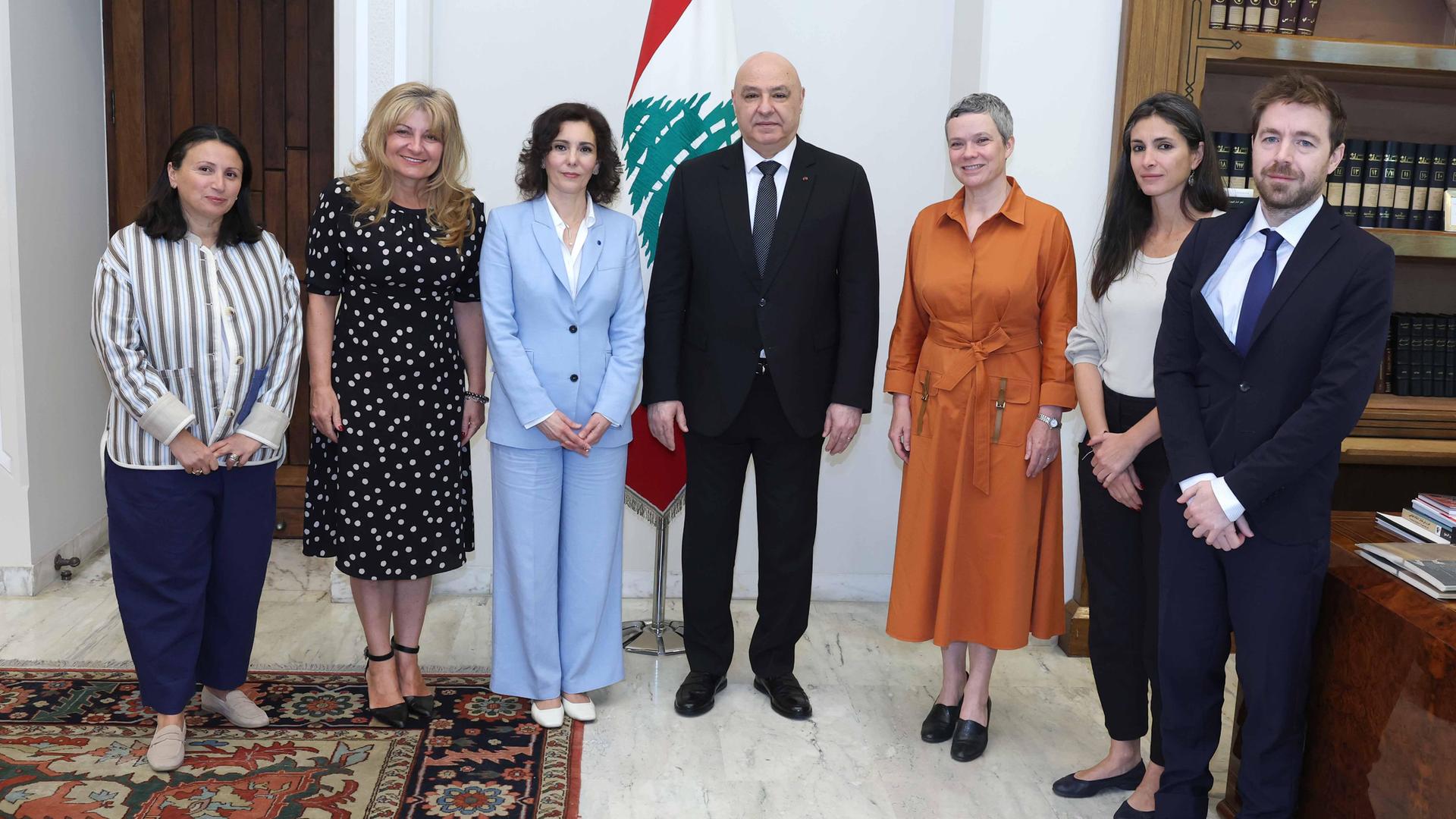 Der libanesische Präsident Joseph Aoun und die EU-Kommissarin für Gleichstellung, Katastrophenvorsorge und Krisenmanagement, Hadja Lahbib, stehen mit der EU-Delegation in einem Halbkreis. 