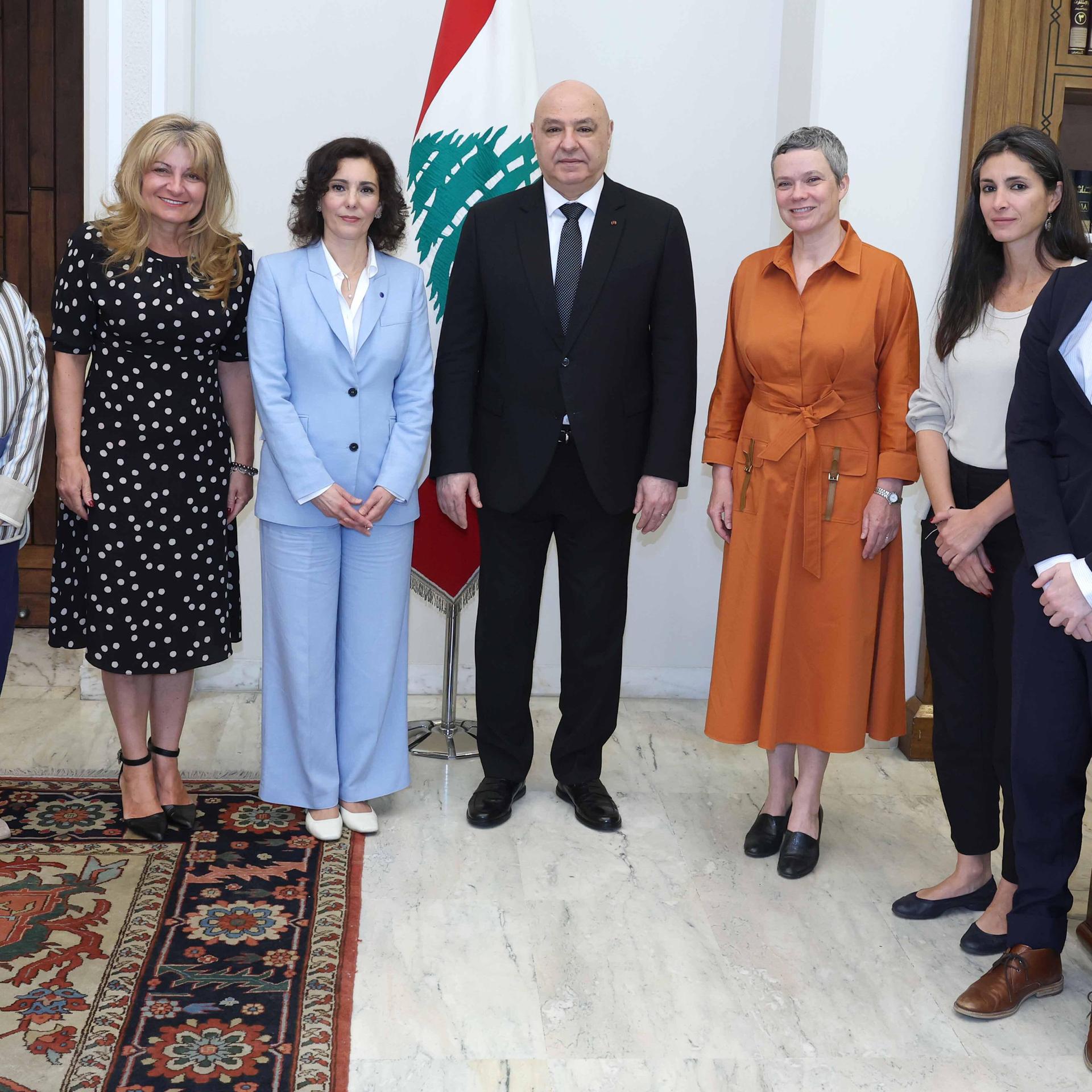 Der libanesische Präsident Joseph Aoun und die EU-Kommissarin für Gleichstellung, Katastrophenvorsorge und Krisenmanagement, Hadja Lahbib, stehen mit der EU-Delegation in einem Halbkreis. 