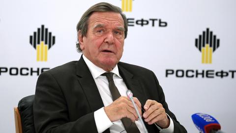 Der frühere Bundeskanzler Gerhard Schröder vor dem Logo des russischen Erdölkonzerns Rosneft, in dessen Aufsichtsrat er sitzt.  