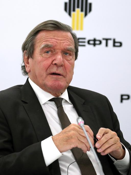 Der frühere Bundeskanzler Gerhard Schröder vor dem Logo des russischen Erdölkonzerns Rosneft, in dessen Aufsichtsrat er sitzt.  