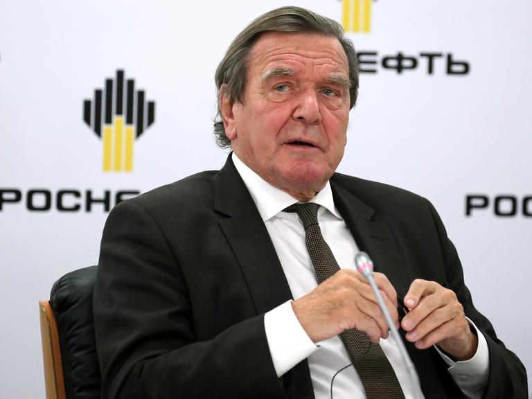 Der frühere Bundeskanzler Gerhard Schröder vor dem Logo des russischen Erdölkonzerns Rosneft, in dessen Aufsichtsrat er sitzt.  
