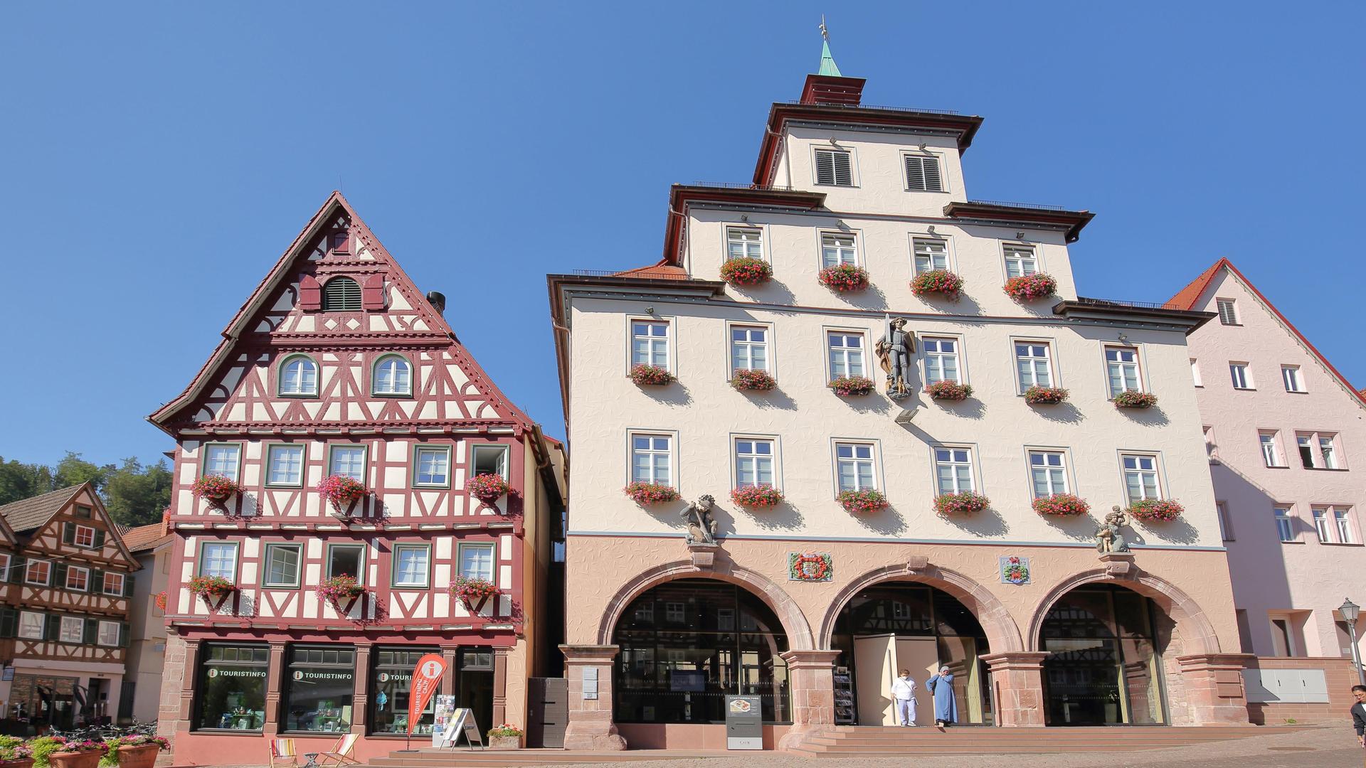 Blick auf ein Fachwerkhaus mit Touristinformation und Rathaus am Marktplatz in Calw im Nordschwarzwald, Baden-Württemberg