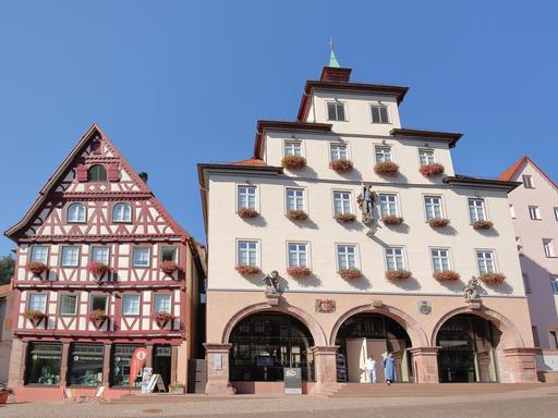 Blick auf ein Fachwerkhaus mit Touristinformation und Rathaus am Marktplatz in Calw im Nordschwarzwald, Baden-Württemberg