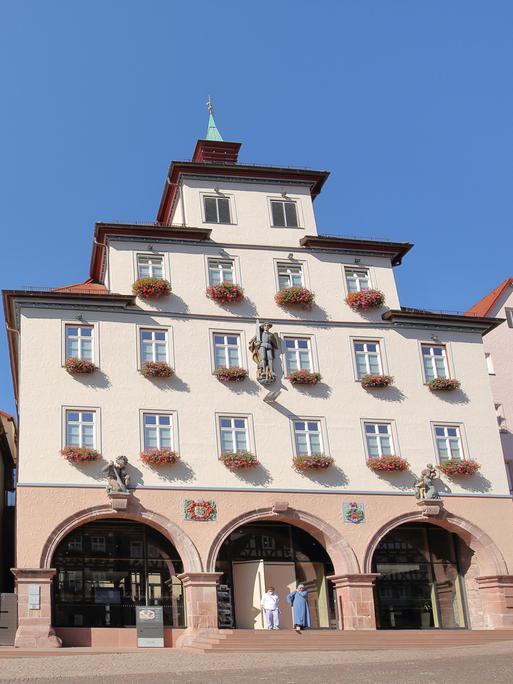 Blick auf ein Fachwerkhaus mit Touristinformation und Rathaus am Marktplatz in Calw im Nordschwarzwald, Baden-Württemberg