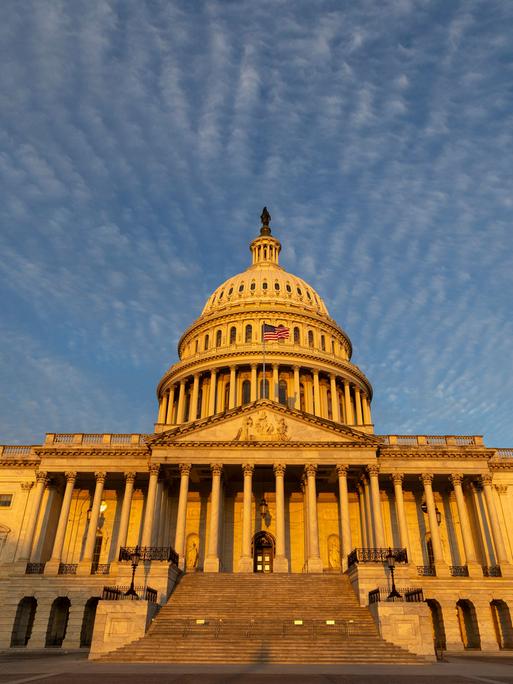 Das US-Kapitol in Washington im Sonnenaufgang