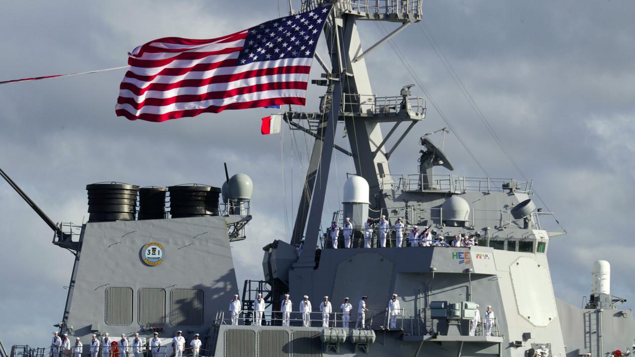 Matrosen bewachen den Aegis-Zerstörers USS Paul Hamilton, als dieser am 26. April 2003 in Honolulu, Hawaii, in Pearl Harbor einläuft. 