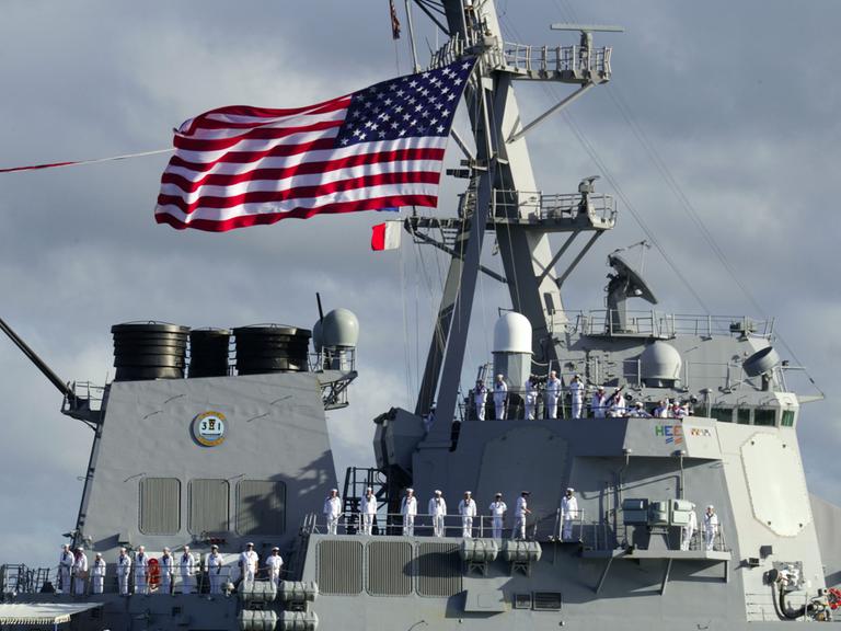 Matrosen bewachen den Aegis-Zerstörers USS Paul Hamilton, als dieser am 26. April 2003 in Honolulu, Hawaii, in Pearl Harbor einläuft. 