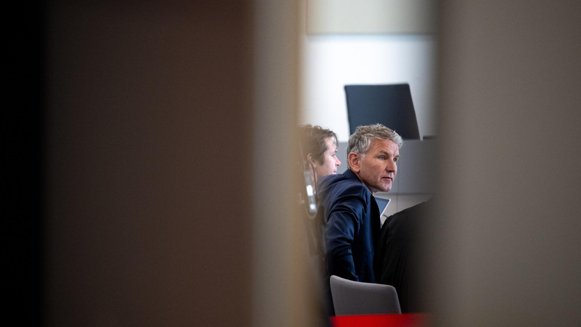 Björn Höcke, Vorsitzender der Thüringer AfD, ist in einer Verhandlungspause durch die geöffnete Tür des Gerichtssaals im Landgericht zu sehen (14.05.2024)