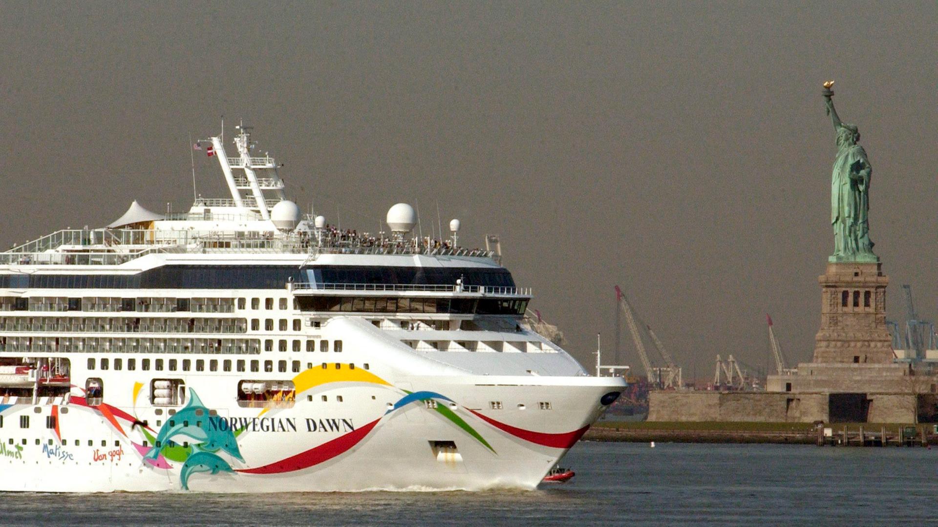 Das Kreuzfahrtschif "Norwegian Dawn" der US-Reederei Norwegian Cruise Line am 18. April 2005 bei der Einfahrt nach New York, USA. Das Kreuzfahrtschif "Norwegian Dawn" der US-Reederei Norwegian Cruise Line am 18. April 2005 bei der Einfahrt nach New York, USA.