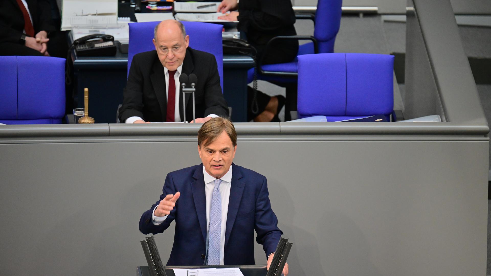 Bernd Baumann spricht im Bundestag.