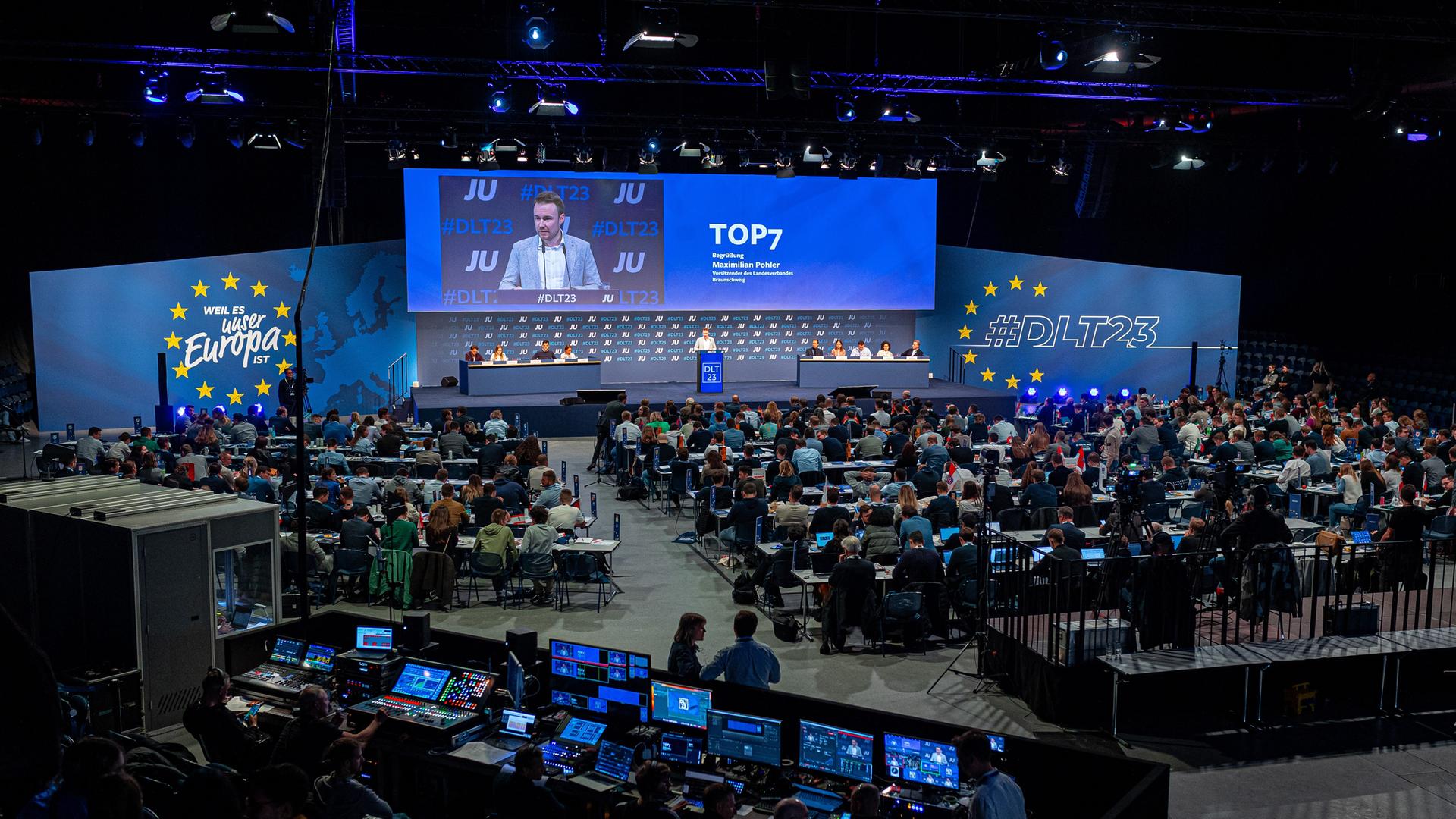 Parteimitglieder verfolgen den 75. Deutschlandtag der Jungen Union in Braunschweig. Parteimitglieder verfolgen den 75. Deutschlandtag der Jungen Union in Braunschweig.