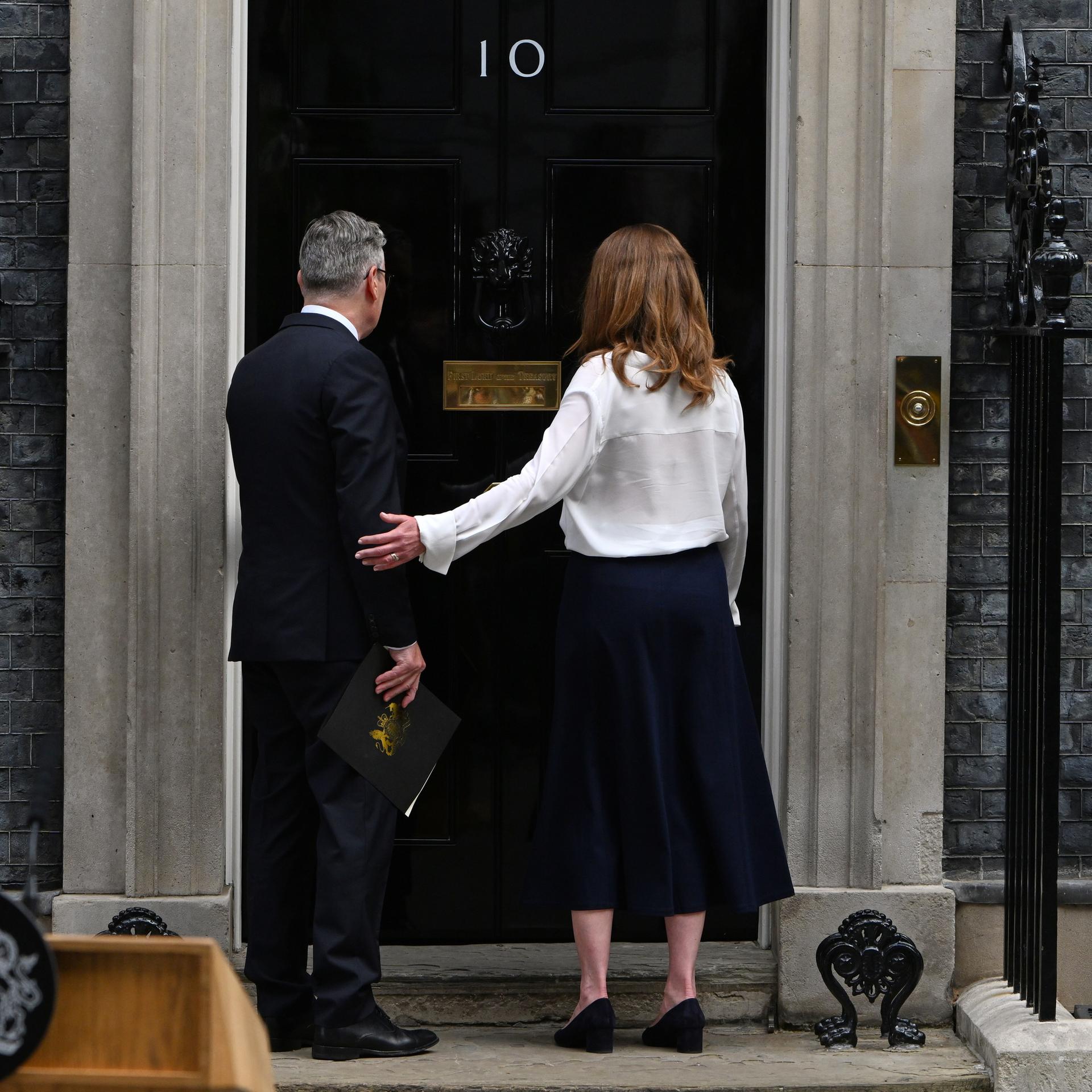 Premier Starmer und seine Frau betreten die 10 Downing Street - den Sitz den britischen Premierministers